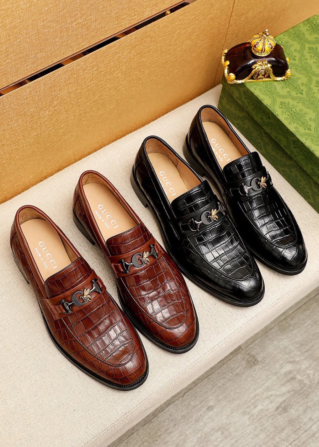 Men's shoes 💰462 💐 Product trademark: GUCCI "Gucci" casual leather shoes Regular size: 38-44 (45.46🉑️customized) Product materials: Selected imported first-layer calfskin embossed upper + luxury hardware buckle, imported water-dyed cow leather lining. Strong three-dimensional visual effect, combined outsole Color: 2⃣️colors available